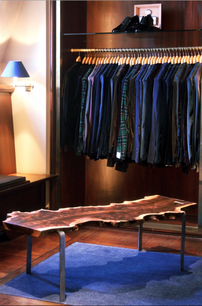 table en orme massif dans un showroom