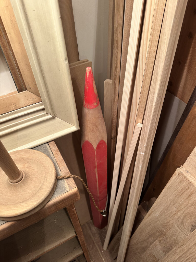 Qui sommes-nous ? crayon, bois, atelier